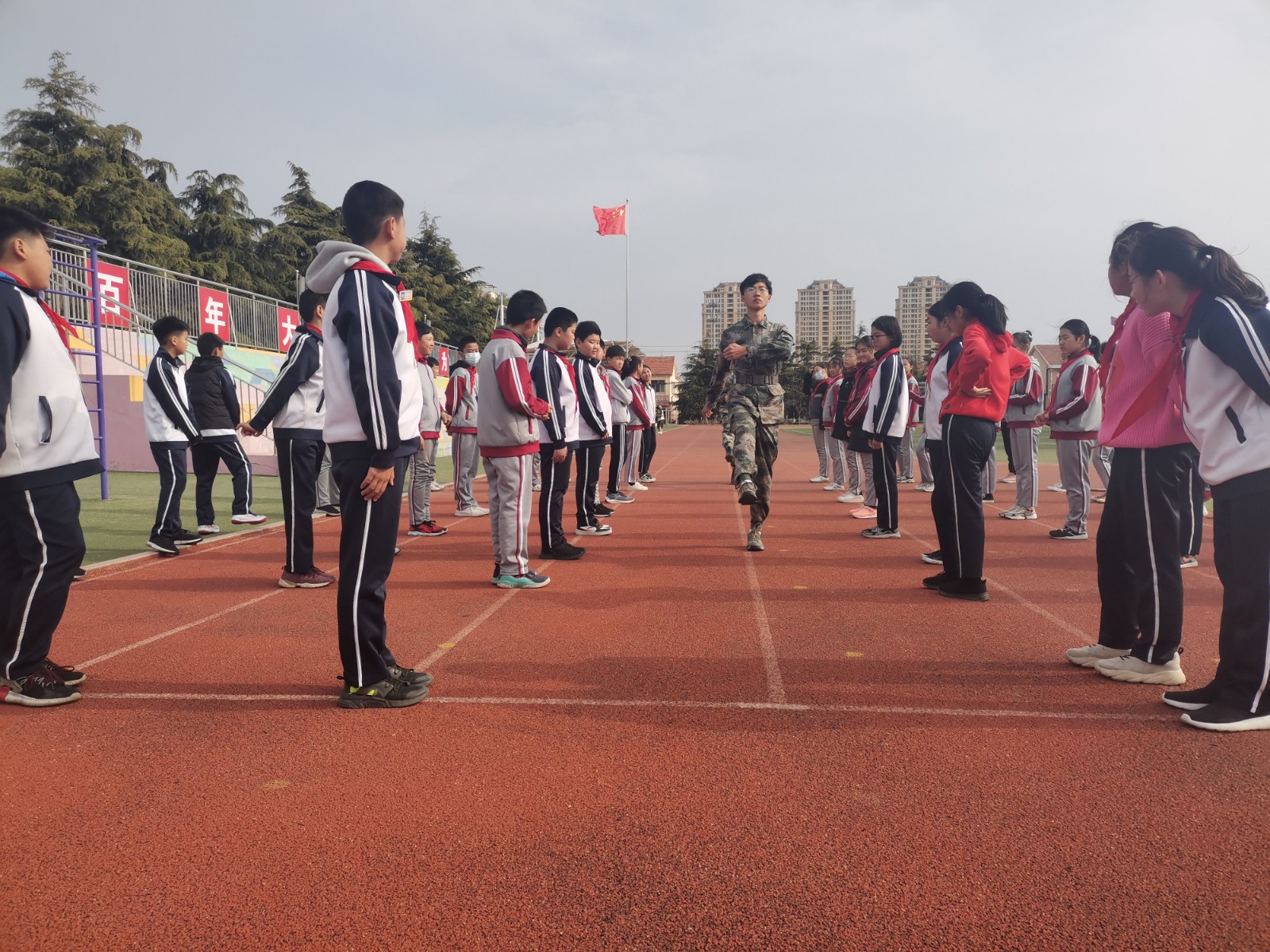 大手拉小手第2期國旗護衛隊與靈山衛小學國旗護衛隊開展交流活動